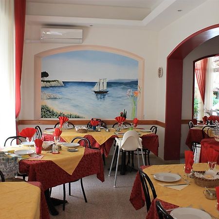 Hotel Susanna Rimini Kültér fotó